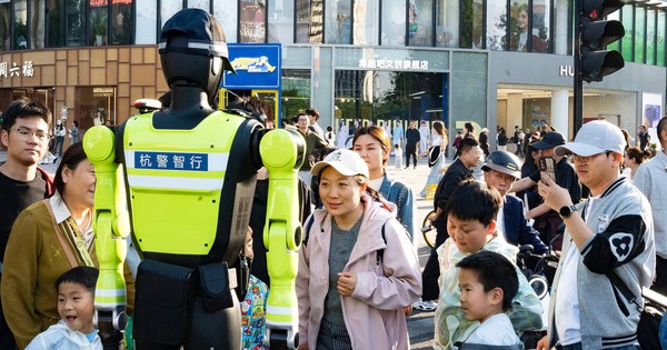 Robot hình người làm cảnh sát, bán hàng, chạy marathon ở Trung Quốc