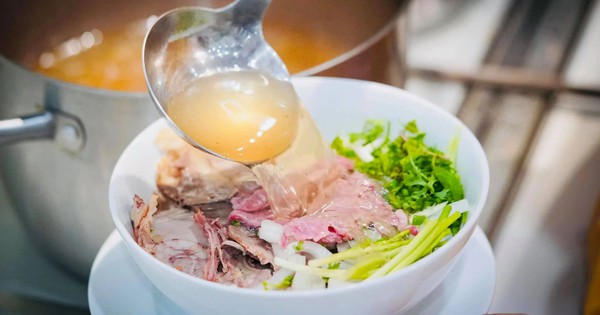Chuyên gia cảnh báo: Không nên uống cạn nước phở vì lượng muối cao