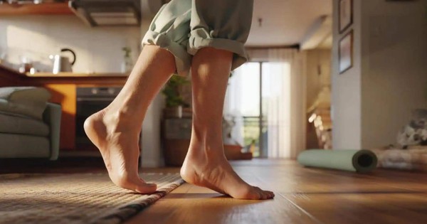 Đi chân trần trong nhà: Lợi ích sức khỏe và những rủi ro cần biết