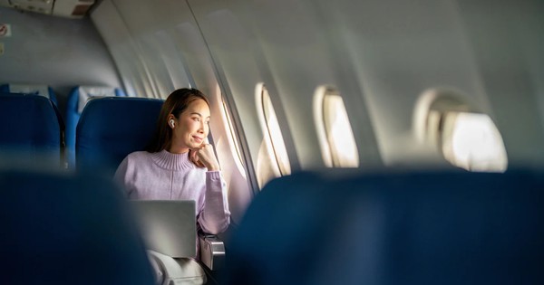 Bác sĩ Mỹ tiết lộ 2 điều không bao giờ làm trên máy bay