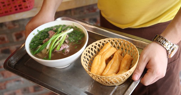 Chuyên gia cảnh báo tác hại của quẩy ăn kèm phở