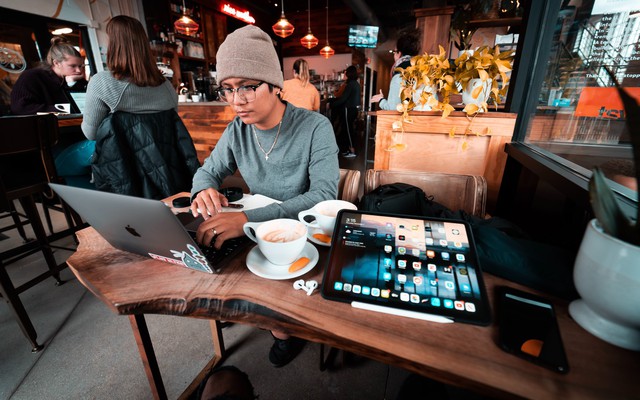 Quán cafe đầu tiên CẤM khách dùng laptop ngồi làm việc: ‘Khách yêu cầu quán tắt nhạc để họp trực tuyến trong khi chỉ gọi 1 ly nước!’