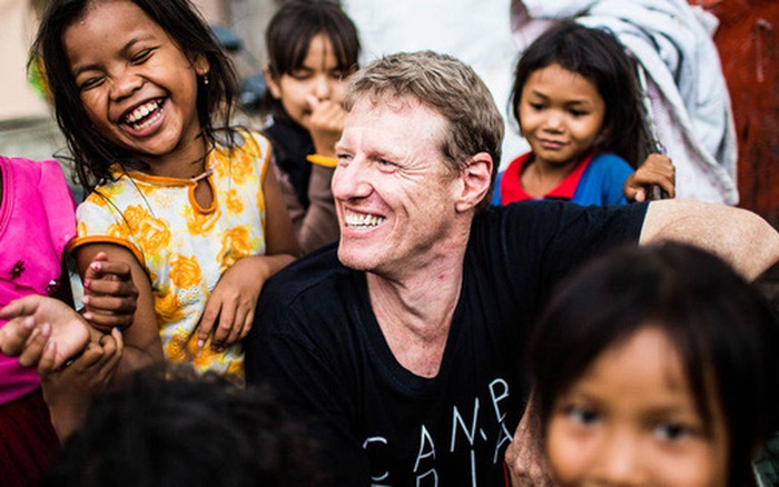 Vị Chủ tịch rời bỏ cuộc sống xa hoa nơi Hollywood để lặn lội tới bãi rác  cứu người: Nguyện bán hết biệt thự, siêu xe và du thuyền để đổi lấy một nụ  cười trẻ thơ