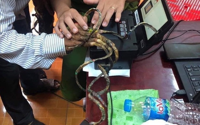 Người đàn ông có bộ móng tay dài 86cm đi làm căn cước công dân, cán bộ mất gần 30 phút không thể lấy dấu vân tay Người đàn ông có bộ móng tay dài 86cm đi làm căn cước công dân, cán bộ mất gần 30 phút không thể lấy dấu vân tay