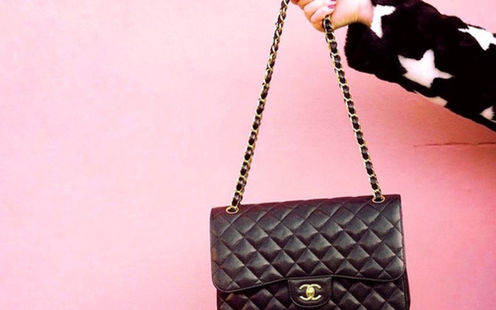Classic pouch  Lambskin black  Fashion  CHANEL