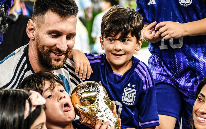 Mọi người chỉ khóc và ôm Messi thật chặt  Bóng Đá