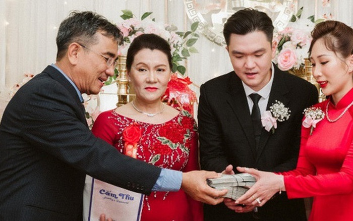 Cặp đôi cô dâu - chú rể nhận hồi môn Cặp đôi cô dâu - chú rể nhận hồi môn
