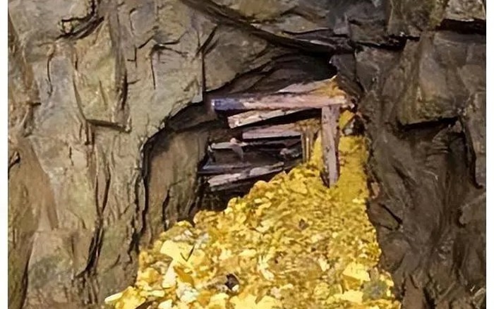 Mang gần 1 tạ vàng đi bán, cặp vợ chồng bị cảnh sát điều tra: Con suối lộ  thiên chứa cả tấn vàng lập tức bị phong toả