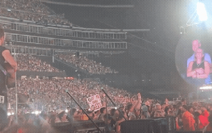 Kiss Cam” là gì mà được gọi là “kính chiếu yêu” giúp bắt quả tang CEO ngoại  tình trong concert Coldplay?