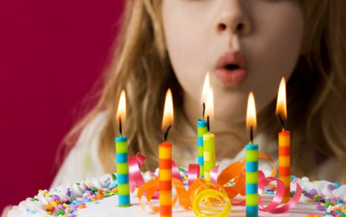 Giành thổi nến trong ngày sinh nhật Trẻ con không biết gì hay sự vô duyên