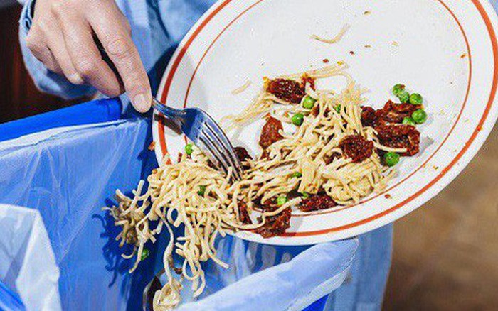 Gạt bỏ hết thức ăn thừa trước khi xếp vào máy rửa bát